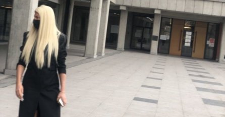 GDJE SU DŽIPOVI I OBEZBJEĐENJE? KARLEUŠA U MALOM AUTU DOŠLA U PALATU PRAVDE: Dosad je ovakvu nismo vidjeli