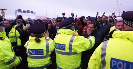 KONFUZIJA I NAPETOSTI U DOVERU: Vozači kamiona sukobljavaju se s policijom