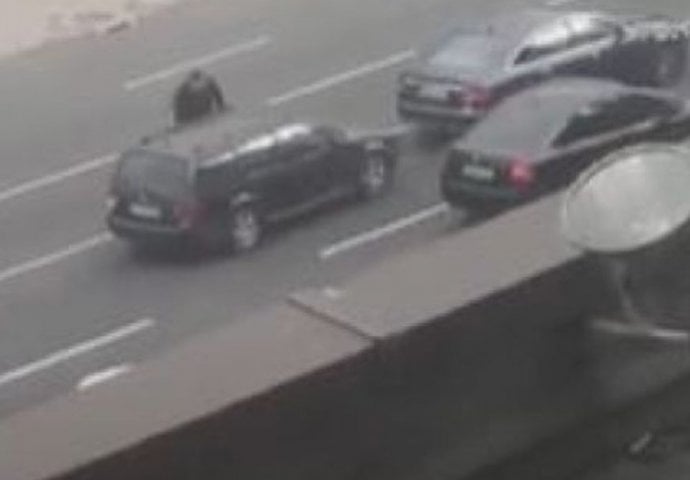 NASILNO PONAŠANJE U CENTRU SARAJEVA: Izašao iz automobila i lupao po vozilu drugog vozača (VIDEO)