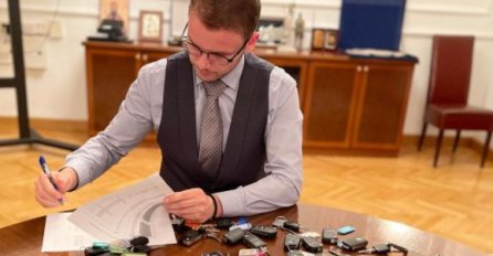 PRVI POTEZ DRAŠKA STANIVUKOVIĆA KAO GRADONAČELNIKA BANJALUKE! Evo šta je uradio sa 50 KLJUČEVA OD AUTOMOBILA NA STOLU!