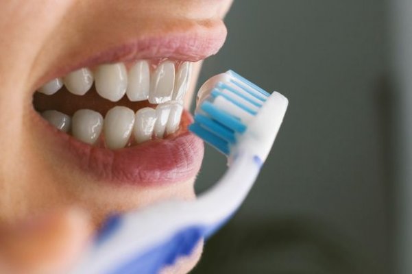 young-woman-brushing-teeth