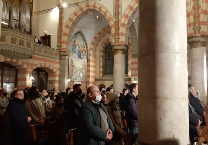 U sarajevskoj Katedrali Srca Isusova počela sveta Božićna misa ponoćka