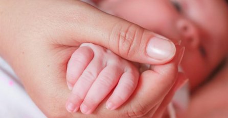 Beba nađena u kontejneru trenutno na INTENZIVNOJ NJEZI: Slijedi odluka da li će djevojčica biti VRAĆENA MAJCI