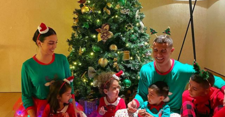 RONALDO POZIRAO PORED JELKE SA GEORGINOM I DJECOM: U jedan detalj na slici svi gledaju, VIDITE LI?