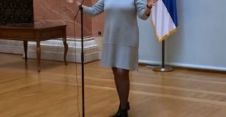 ANA BEKUTA ZAPJEVALA U SKUPŠTINI SRBIJE! Kad su čuli koju pjesmu pjeva, ljudi ostali u šoku! "OVO JE BRUKA" (VIDEO)