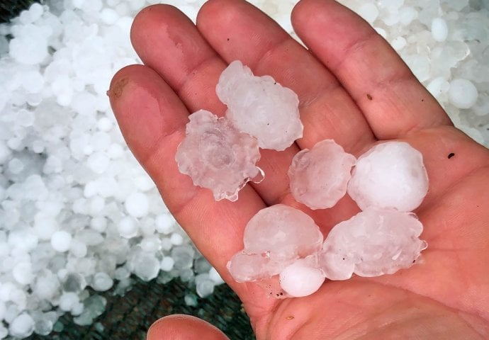 Upozorenja na najvišem stepenu: PADA SNIJEG, TUČA ZABIJELILA DIJELOVE ISTRE