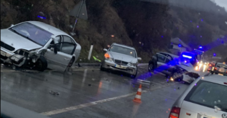 TEŠKA NESREĆA U BiH: Sudarila se tri automobila, dvije osobe povrijeđene