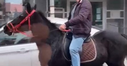 EVO KO JE ČOVJEK KOJI JE U CENTRU NOVOG PAZARA JAHAO KONJA: Bio u njemačkom zatvoru, A EVO ČIM SE SADA BAVI 