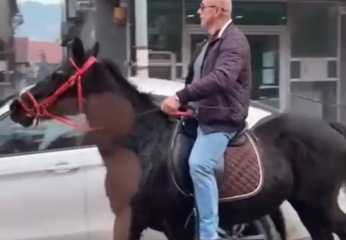 EVO KO JE ČOVJEK KOJI JE U CENTRU NOVOG PAZARA JAHAO KONJA: Bio u njemačkom zatvoru, A EVO ČIM SE SADA BAVI 