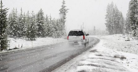 STANJE NA PUTEVIMA: Prvi snijeg napravio probleme i vozačima OPREZNA VOŽNJA