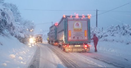 KAMIONI ZAGLAVLJENI, SNIJEG IZAZVAO SAOBRĆAJNI KOLAPS, haos u ovom dijelu BiH: Stigla i policija