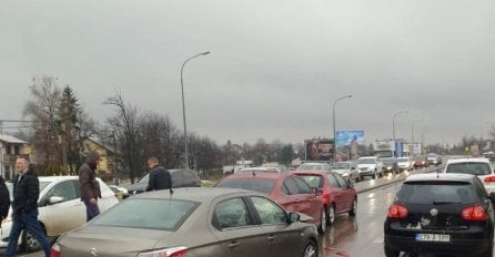 LANČANI SUDAR NA KRUŽNOM TOKU: U udesu učestvovala tri automobila