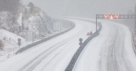 SNIJEG "ZATRPAO" POLA ZEMLJE, IZDAT CRVENI ALARM U HRVATSKOJ: Puše snažan vjetar, napadalo i do 30 cm snijega