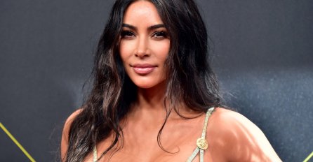 ŠOK IZDANJE! Svi gledaju u HALJINU Kim Kardašijan! ZAŠTO JE OBUKLA OVO ZA BOŽIĆ?