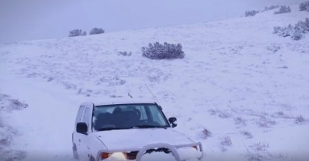 PRVI SNIJEG NAPRAVIO SOLIDNE PROBLEME: Izletnici zaglavili, terenac im potpuno zatrpao snijeg