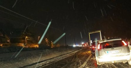 SUDAR 2 VOZILA KOD ZENICE: Stigle informacije, jedna osoba povrijeđena