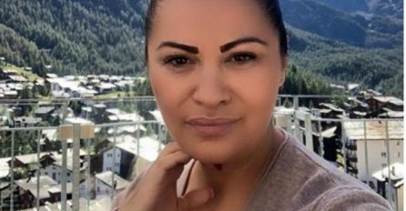 'KAO SESTRE' Jana Todorović sa kćerkom Kristinom plesala ispred novogodišnje jelke (VIDEO)