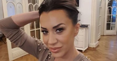 ROMANA SE BAŠKARI U LUKSUZNOM STANU, NASELJE GDJE ŽIVI ZOVU BOSANSKO DEDINJE: Ima ogroman ormar, EVO ŠTA JOJ PIŠE NA VRATIMA