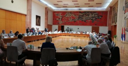 KRIZNI ŠTAB SRBIJE DONIO JEDNOGLASNU ODLUKU: Na upravo završenoj sjednici Kriznog štaba odlučeno je da 31. decembra 2020. godine i 1. januara 2021. ugostiteljski objekti rade do 18 sati