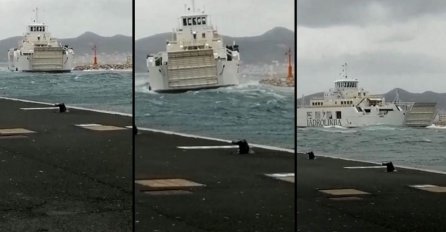 Nevrijeme u Zadru: Jaka oluja "bacila" trajekt pun putnika na luku