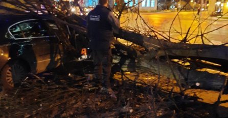 HAOS NA ULICAMA: Komunalci i vatrogasci otklanjaju posljedice nevremena u Banjaluci