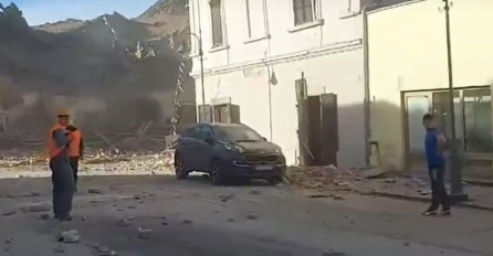 Ljudi u Petrinji pod ruševinama, mnogi zapomažu na ulicama: POGLEDAJTE POTRESNE SLIKE PETRINJE IZ ZRAKA (FOTO)