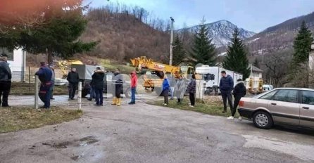 NOVI.BA SAZNAJE: Autobusi sa migrantima krenuli ka Bradini?! MJEŠTANI SE OKUPLJAJU U ZNAK PROTESTA