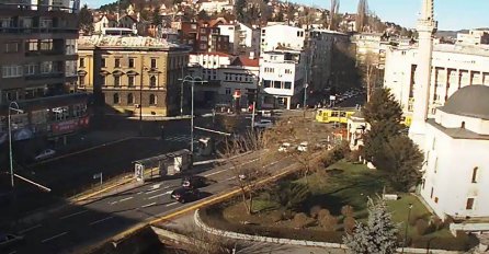 KAMERA U CENTRU SARAJEVA SNIMILA TRENUTAK ZEMLJOTRESA: Prvo su poletjeli golubovi, A ONDA SE KAMERA TRESLA