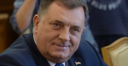 OVO JE MAJKA MILORADA DODIKA, PJEVAJU ZAGRLJENI: Zorica Dodik objavila snimak, POGLEDAJTE KOLIKO LIČE (VIDEO)