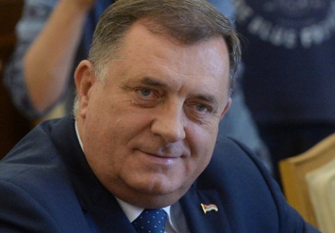 OVO JE MAJKA MILORADA DODIKA, PJEVAJU ZAGRLJENI: Zorica Dodik objavila snimak, POGLEDAJTE KOLIKO LIČE (VIDEO)