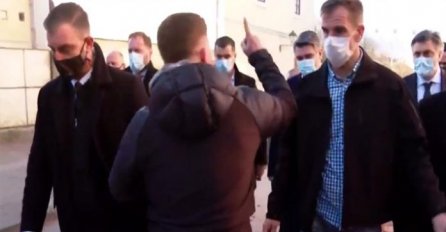 Mještanin Petrinje galamio na Milanovića i Plenkovića i "sasuo" im istinu u lice
