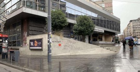 NATPIS O GRADU PETRINJI U CENTRU BEOGRADA: Ova slika obišla cijeli region