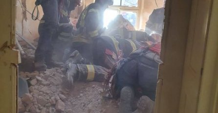 VATROGASCI SU KOPALI SATIMA, POGLEDAJTE KOGA SU IZVUKLI ISPOD RUŠEVINA: ‘Bila je zatrpana ciglom i betonom‘