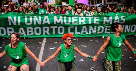 Senat odobrava historijski zakon kojim se legalizuje abortus u Argentini