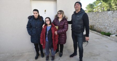 Prva porodica iz uništene Banije stigla u privremeni dom: Kuća im je uništena u zemljotresu, a evo šta je curica rekla kad su stigli, SRCE DA PUKNE