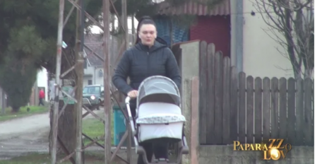 KONAČNO USLIKANA, EVO KAKO IZGLEDA ŽENA MIKIJA ĐURIČIĆA: Ona mu je rodila kćerku, prva njena slika ispred porodične kuće (FOTO)