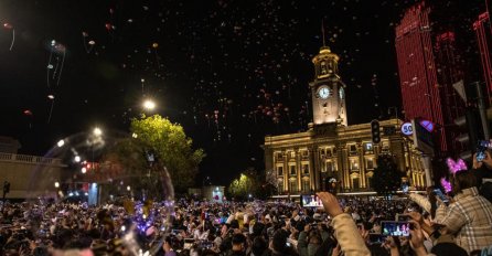 POGLEDAJTE KAKO SE NOVA GODINA SLAVI U WUHANU: Ostatak svijeta u zabranama, A KINEZI PREPLAVILI TRGOVE (VIDEO)
