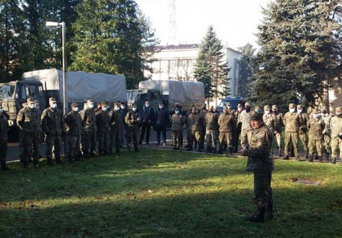 Montiranje šatora u migrantskom kampu Lipa