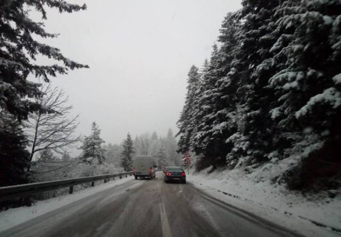 Stanje na cesti: Magla u kotlinama, gužva prema ski centrima