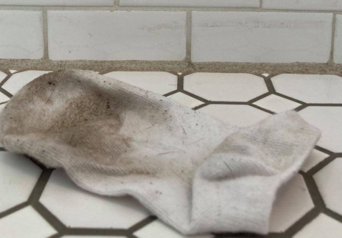 MOŽETE I VI DA PRIMJENITE! Kćerka je odbijala da skloni prljavu čarapu, trik njene majke će vas oduševiti! (FOTO)