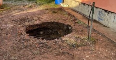 'Nešto je pucketalo i pojavila se golema rupa kraj moje kuće!'