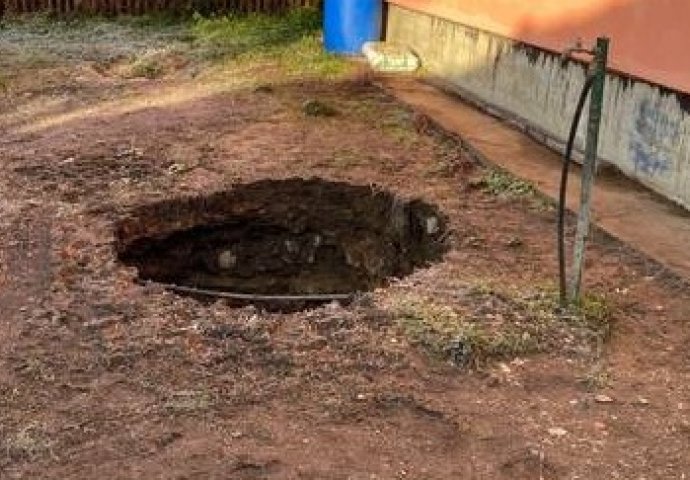 'Nešto je pucketalo i pojavila se golema rupa kraj moje kuće!'