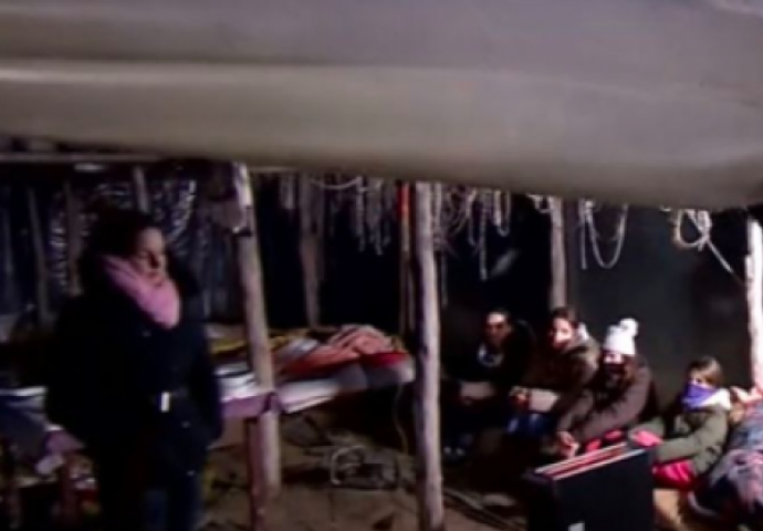 Potresne scene iz Petrinje: Porodica već četvrtu noć provodi u plasteniku