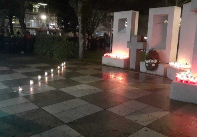 Zapaljeno osam bijelih svijeća za tragično preminule tinejdžere