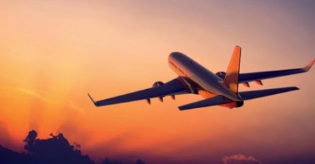 ZA DLAKU IZBEGNUTA VELIKA TRAGEDIJA: Avion se umalo srušio zbog vatrometa (FOTO/VIDEO)