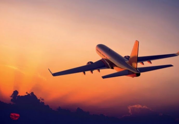 ZA DLAKU IZBEGNUTA VELIKA TRAGEDIJA: Avion se umalo srušio zbog vatrometa (FOTO/VIDEO)