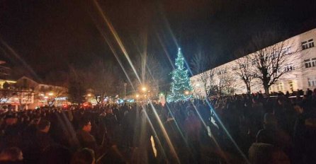 Stotine Posušaka u središtu grada zapalilo svijeće za osmero preminulih mladih