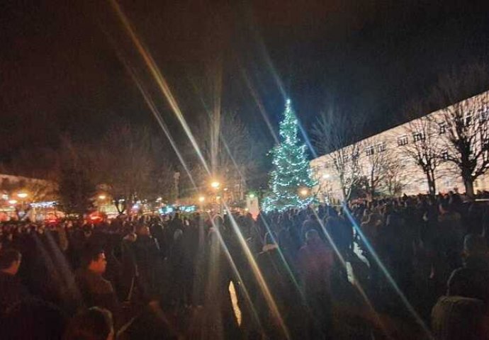 Stotine Posušaka u središtu grada zapalilo svijeće za osmero preminulih mladih