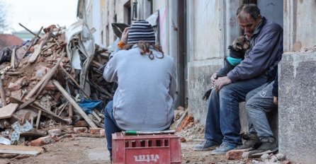 Prizori koji slamaju srce: Otac u Petrinji spašava stvari da može prehraniti obitelj