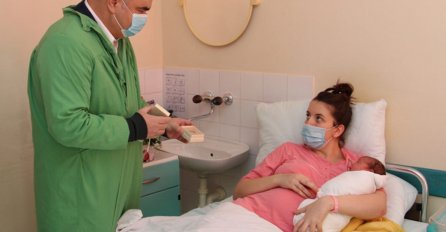 ZLATNIK ZA MALU HELENU: Gradonačelnik uručio poklon za prvorođenu bebu u Zvorniku